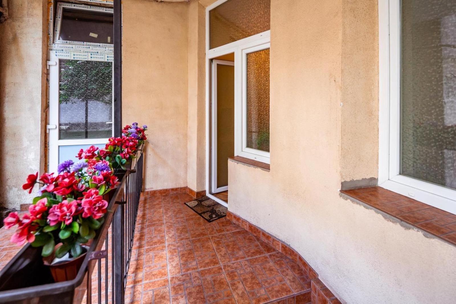 2 Rooms Central Anna Apartment リヴィウ エクステリア 写真