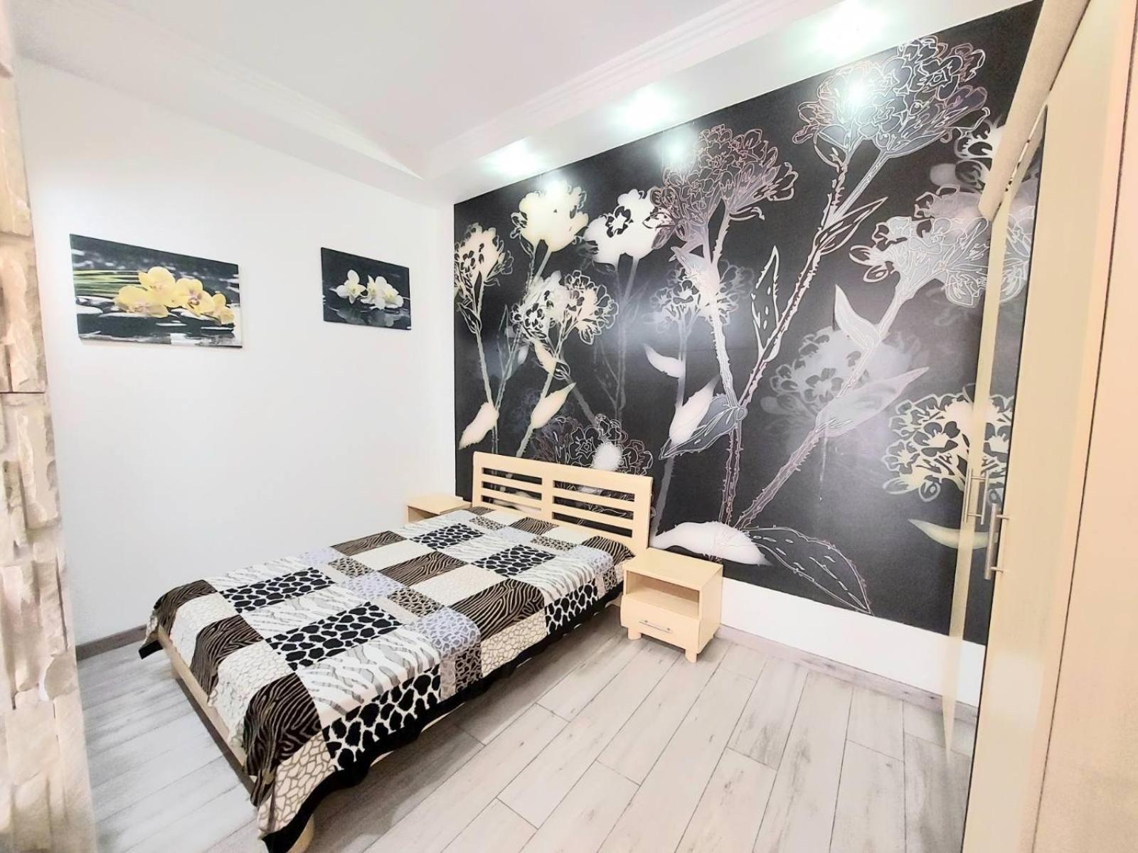 2 Rooms Central Anna Apartment リヴィウ エクステリア 写真