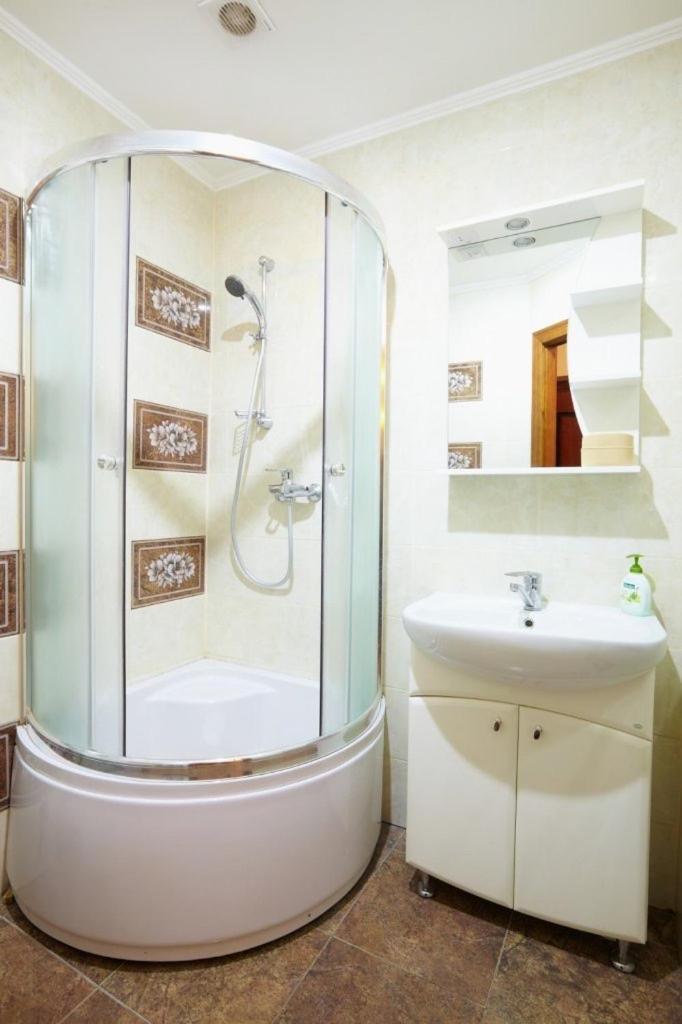 2 Rooms Central Anna Apartment リヴィウ エクステリア 写真